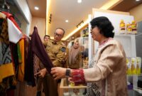 Prof Zudan Arif Fakrulloh, melakukan peninjauan Galeri Dewan Kerajinan Nasional Daerah (Dekranasda) yang terletak strategis
