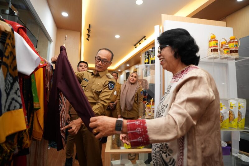 Prof Zudan Arif Fakrulloh, melakukan peninjauan Galeri Dewan Kerajinan Nasional Daerah (Dekranasda) yang terletak strategis