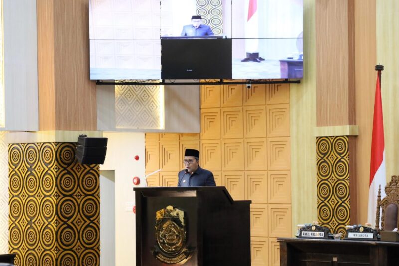 Wali Kota Makassar Moh Ramdhan Pomanto memberikan jawaban atas pemandangan umum fraksi-fraksi DPRD Kota Makassar