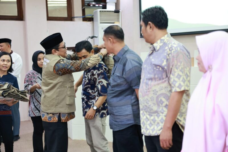 Pemkot Makassar melalui Asisten II Bidang Perekonomian dan Pembangunan kota Makassar, Fathur Rahim secara resmi melepas 100 orang Tim Pemeriksaan Kesehatan Hewan Kurban