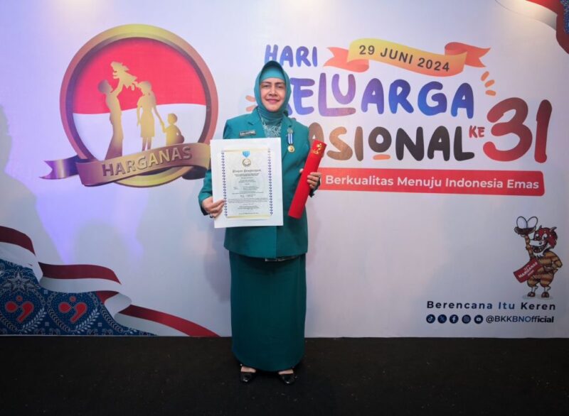 Ketua TP PKK Kota Makassar Indira Yusuf Ismail meraih penghargaan kategori Manggala Karya Kencana