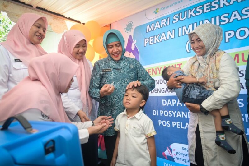 Ketua TP PKK Kota Makassar Indira Yusuf Ismail secara simbolis memberikan tetes vaksin polio kepada tiga orang anak