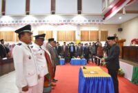 Bupati H. Muh. Basli Ali menekankan kepada para kepala desa untuk tidak merasa pintar sendiri atau sok pintar dalam menjalankan roda pemerintahan