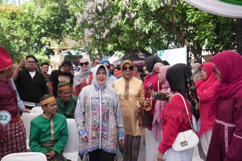 Ketua TP PKK Kota Makassar, Indira Yusuf Ismail, memeriahkan penyelenggaraan Festival Kelong Anak Lorong (Kenalan Lorong)