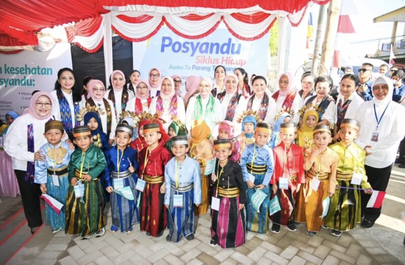 Ibu Negara Iriana Joko Widodo bersama anggota Organisasi Aksi Solidaritas Era Kabinet Indonesia Maju (OASE) melakukan kunjungan ke Posyandu Asoka 7A