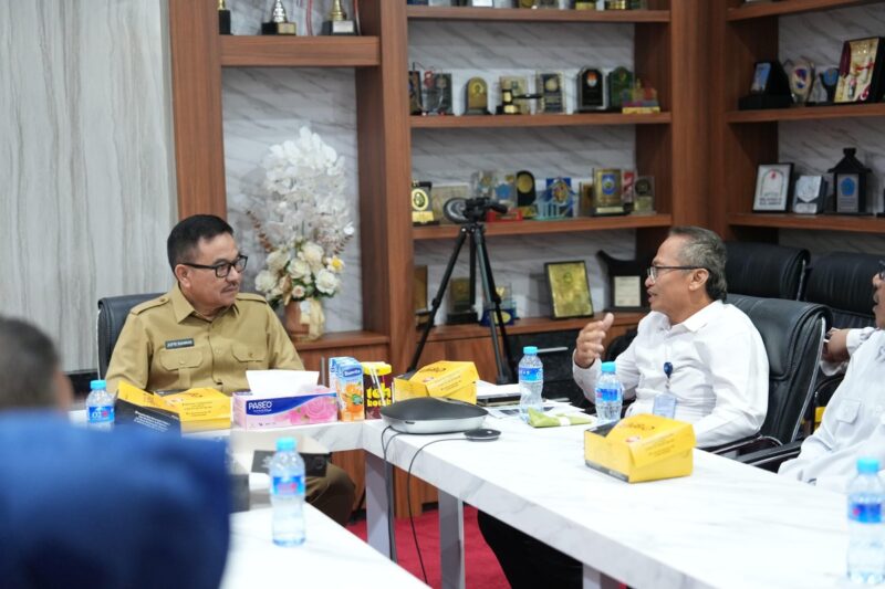 Sekretaris Daerah Provinsi Sulawesi Selatan, Jufri Rahman, menerima audiens dari Kepala Stasiun Lembaga Penyiaran Publik (LPP) Radio Republik Indonesia (RRI) Makassar