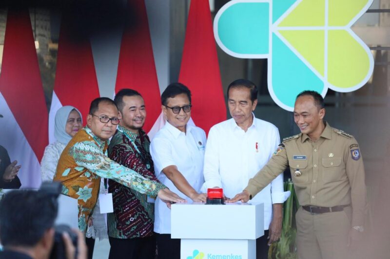 Wali Kota Makassar Moh Ramdhan Pomanto ikut mendampingi Presiden Indonesia Ir Joko Widodo meresmikan Rumah Sakit Kemenkes Makassar