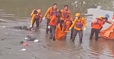 Warga Jatiasih, Kota Bekasi, dihebohkan oleh penemuan tujuh mayat yang mengambang di Kali Bekasi