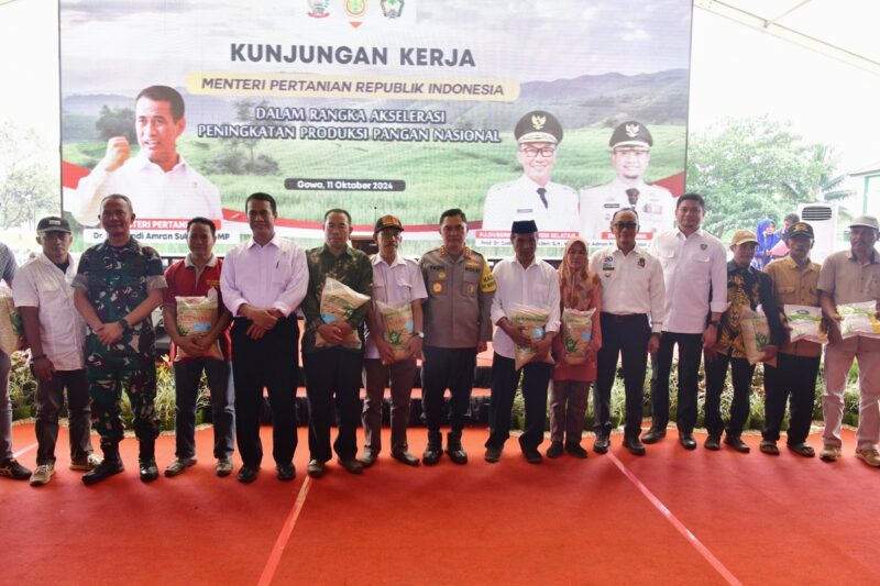 Menteri Pertanian (Mentan) Andi Amran Sulaiman menyerahkan bantuan alsintan dan bibit senilai Rp65,4 miliar untuk Kabupaten Gowa, Jumat, 11 Oktober 2024.