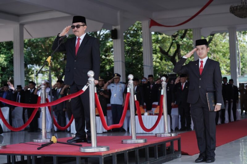 Sekretaris Daerah Provinsi Sulawesi Selatan (Sulsel), Jufri Rahman, memimpin upacara peringatan Hari Sumpah Pemuda Tingkat Provinsi Sulsel, yang digelar di Kabupaten Bantaeng, Senin, 28 Oktober 2024. 