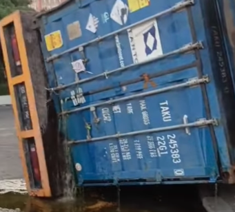 Sebuah truk kontainer bermuatan 30 ton minyak goreng mengalami kecelakaan setelah menabrak gerbang Universitas Muslim Makassar (UNM) di Jalan Pettarani, Makassar, pada Kamis, 24 Oktober 2024.