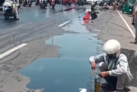 Insiden mengejutkan terjadi di Jalan AP Pettarani, tepatnya di halaman menara Phinisi Universitas Negeri Makassar (UNM), pada Kamis 24 Oktober 2024 sekitar pukul 06.00 Wita.