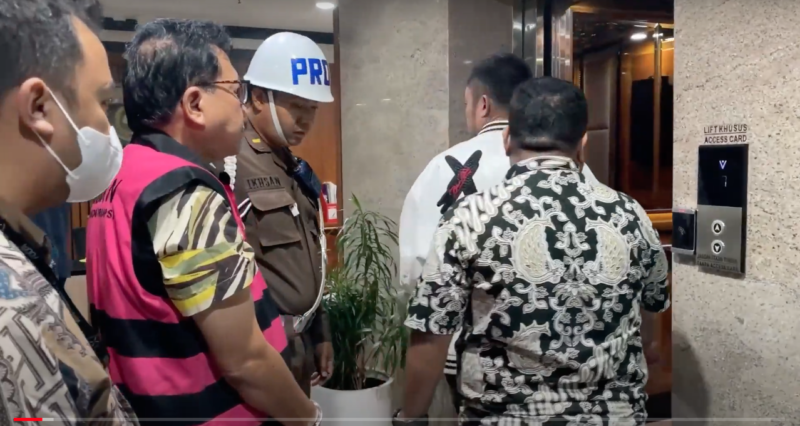 Tim Penyidik Jaksa Agung Muda Bidang Tindak Pidana Khusus (JAM PIDSUS) berhasil menangkap ZR, mantan pejabat Mahkamah Agung (Non Hakim), pada Kamis, 24 Oktober 2024, pukul 22.00 WITA di Bali.