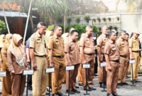 Pemerintah Kecamatan Mamajang menggelar Apel Pagi Rutin di halaman Kantor Camat Mamajang, Jalan Lanto Dg. Pasewang No. 10, pada Senin (21/10/2024).