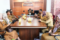 Camat Mamajang, Andi Irdan Pandita, S.STP., M.Si., menerima kunjungan studi tiru dari Pemerintah Kecamatan Palu Selatan pada Senin (21/10/2024) di ruang kerjanya.