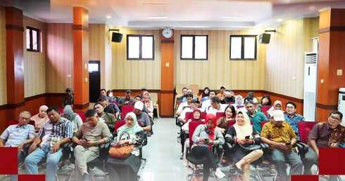 Camat Mamajang, Andi Irdan Pandita, S.STP., M.Si, didampingi oleh Sekretaris Camat Mamajang, Andi Muhammad Adri, SH, secara resmi membuka kegiatan Bina Arsip Kelompok Masyarakat (BINAR POKMAS) pada Jumat (25/10/2024) di Aula Kantor Camat Mamajang.