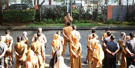 Pemerintah Kecamatan Mamajang menggelar Apel Pagi yang berlangsung di Halaman Kantor Camat Mamajang, Jalan Lanto Dg. Pasewang No. 10, pada Senin (28/10/2024).