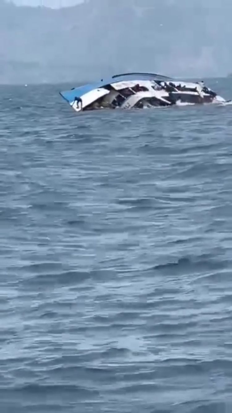 Sebuah video dramatis yang memperlihatkan detik-detik kecelakaan kapal terbalik di perairan Gowa, Sulawesi Selatan, menjadi viral di media sosial.