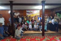 Kegiatan Dialog Lorong Wisata digelar di Balla Lompoa, Kelurahan Barombong, Kecamatan Tamalate, dengan kehadiran sejumlah pejabat penting, termasuk Kepala Dinas Sosial Kota Makassar, Kepala Dinas UMKM & Koperasi Kota Makassar, serta perwakilan dari KNPI Kota Makassar, Pegadaian, dan masyarakat setempat.