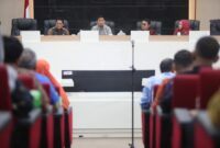 Pjs Wali Kota Makassar, Andi Arwin Azis, memimpin rapat koordinasi (Rakor) lingkup Pemerintah Kota Makassar. Rakor tersebut dihadiri oleh seluruh Kepala OPD, camat, dan lurah se-Kota Makassar, dan berlangsung di ruang Sipakatau Balai Kota Makassar, Kamis (10/10/2024).