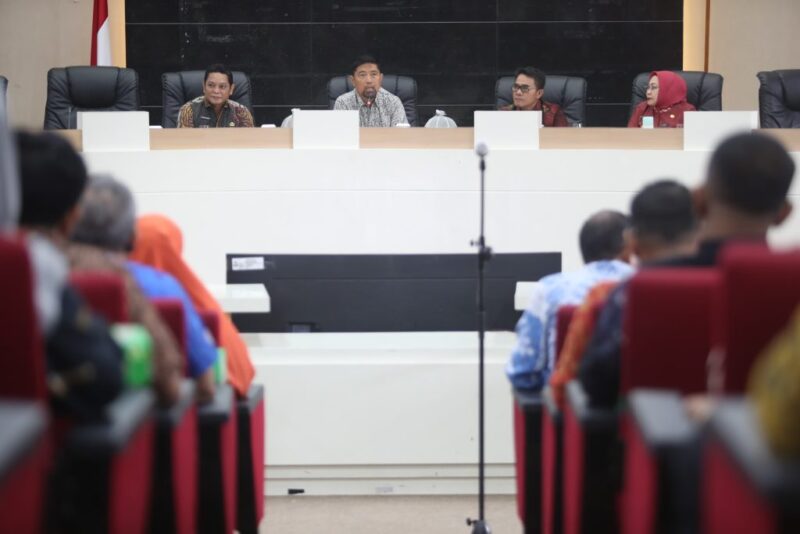 Pjs Wali Kota Makassar, Andi Arwin Azis, memimpin rapat koordinasi (Rakor) lingkup Pemerintah Kota Makassar. Rakor tersebut dihadiri oleh seluruh Kepala OPD, camat, dan lurah se-Kota Makassar, dan berlangsung di ruang Sipakatau Balai Kota Makassar, Kamis (10/10/2024).