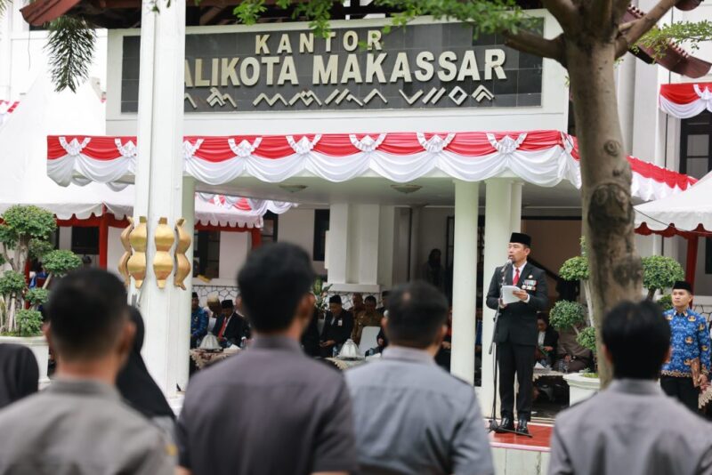Pj Wali Kota Makassar, Andi Arwin Azis, memimpin upacara peringatan Hari Pahlawan 10 November yang berlangsung khidmat di Kantor Balai Kota Makassar, Senin, 11 November 2024.
