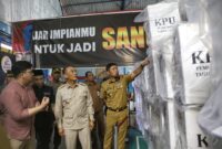 Pjs Wali Kota Makassar, Andi Arwin Azis, bersama Pj Gubernur Sulawesi Selatan (Sulsel) Zudan Arif Fakhrulloh meninjau gudang logistik Komisi Pemilihan Umum (KPU) yang terletak di Jalan Inspeksi Kanal Borong, Makassar, pada Senin (19/11/2024).