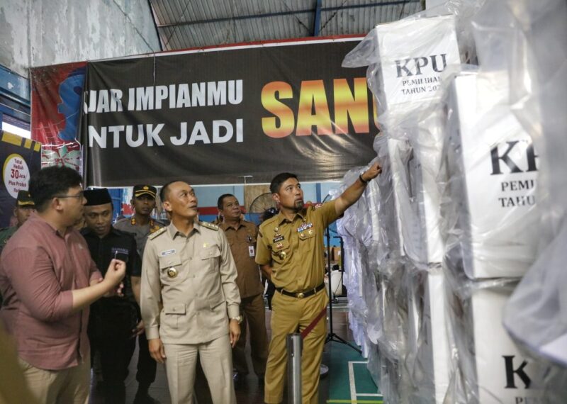 Pjs Wali Kota Makassar, Andi Arwin Azis, bersama Pj Gubernur Sulawesi Selatan (Sulsel) Zudan Arif Fakhrulloh meninjau gudang logistik Komisi Pemilihan Umum (KPU) yang terletak di Jalan Inspeksi Kanal Borong, Makassar, pada Senin (19/11/2024).