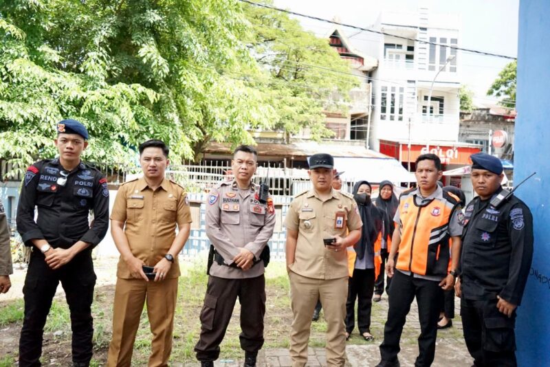 Makassar, Camat Bontoala Andi Akhmad Muhajir Arif memantau langsung Posko Logistik Pilkada serentak 2024 dari Gedung Penyimpanan di Komisi Pemilihan Umum (KPU) Kota Makassar ke Panitia Pemilihan Kecamatan (PKK) Kecamatan Bontoala, Senin (25/11/2024) dini hari.