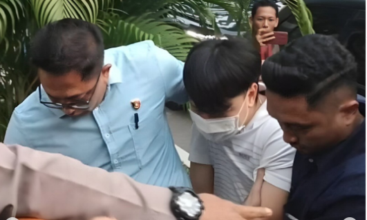 Pengusaha Surabaya, Ivan Sugianto, menyampaikan permohonan maaf usai viral atas aksi arogansinya terhadap EN, Paksa seorang siswa SMA Kristen Gloria 2 berlutut dan menggonggong seperti anjing.