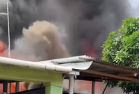 Kebakaran hebat melanda kawasan padat penduduk di Jalan Rutan, tepatnya di belakang Rutan Kelas 1 Makassar, siang ini. (Instagram/@mksinfo.official)