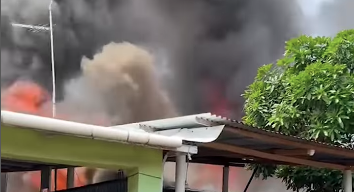 Kebakaran hebat melanda kawasan padat penduduk di Jalan Rutan, tepatnya di belakang Rutan Kelas 1 Makassar, siang ini. (Instagram/@mksinfo.official)