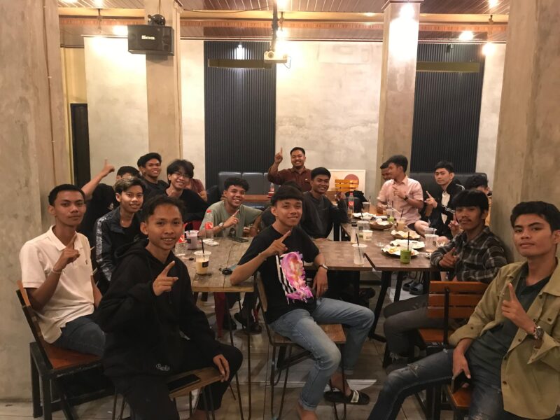 Perwakilan pasangan calon Bupati dan Wakil Bupati Kepulauan Selayar nomor urut 1, Ahmad Sajjad, S.Kel, M.Si, mengadakan pertemuan dengan Front Pemuda Tanadoang (FPT) di Jeger Cafe, Makassar pada Senin 04 November 2024.