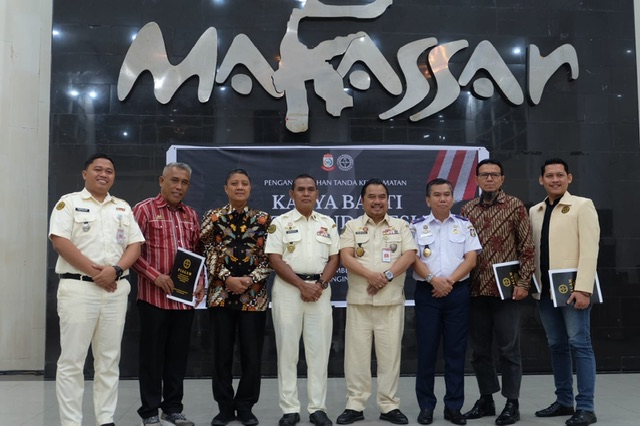 Wali Kota Makassar, Moh. Ramdhan Pomanto menerima Tanda Kehormatan Karya Bakti Putera Indonesia dari Pengurus Pusat Purna Paskibraka Indonesia (PPI).