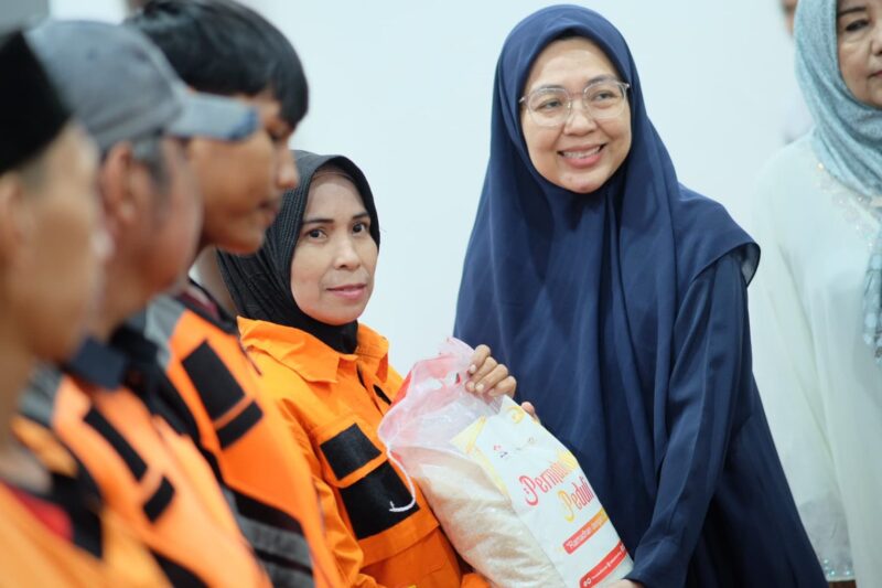 Ketua TP PKK Kota Makassar, Melinda Aksa, bersama Permabudhi Sulawesi Selatan (Sulsel), menggelar aksi peduli kasih di Masjid Cheng Hoo Tanjung Bunga