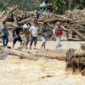 Akses jalan di Tapanuli Selatan putus akibat banjir bandang (ANTARA FOTO/Yudi Manar)

