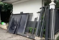 Kondisi pagar rumah Jusuf Kalla yang ditabrak pengendara mobil di kawasan Kebayoran Baru, Jakarta Selatan, Rabu (18/2/2026). (Sumber: ANTARA/HO-Dokumentasi Pribadi)