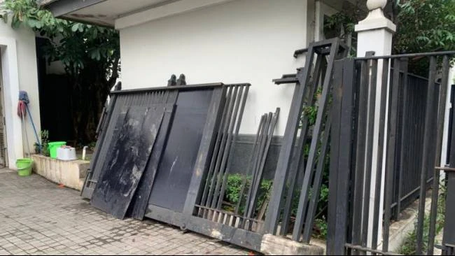 Kondisi pagar rumah Jusuf Kalla yang ditabrak pengendara mobil di kawasan Kebayoran Baru, Jakarta Selatan, Rabu (18/2/2026). (Sumber: ANTARA/HO-Dokumentasi Pribadi)