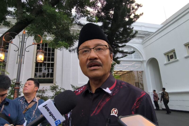 Menteri Sosial (Mensos) Saifullah Yusuf, yang akrab disapa Gus Ipul di Kompleks Istana, Jakarta, Selasa (3/2/2026).(KOMPAS.com/Rahel)

