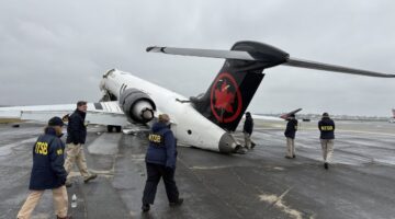 Pesawat Air Canada Tabrak Truk Pemadam di Bandara LaGuardia, Dua Tewas dan Puluhan Terluka